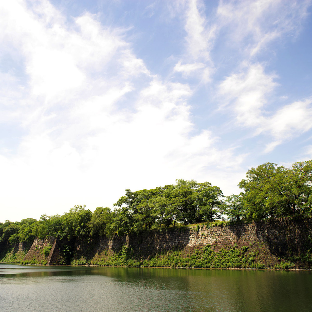 大阪城の堀と石垣