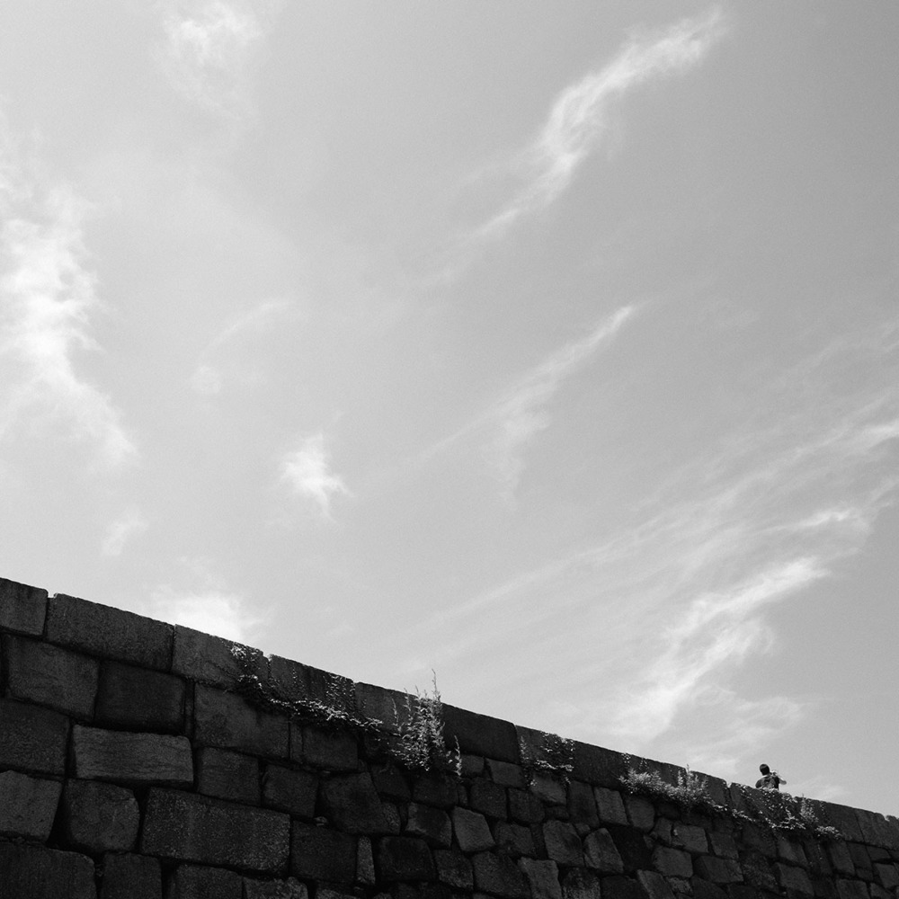 大阪城の石垣と空