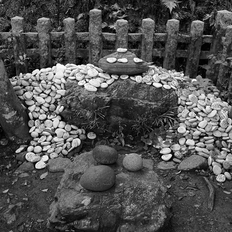 月読神社の月延石