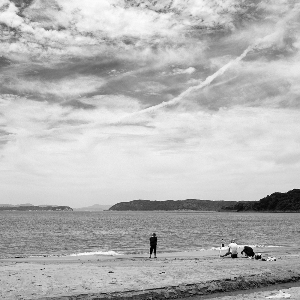 加太ビーチで釣りをする人