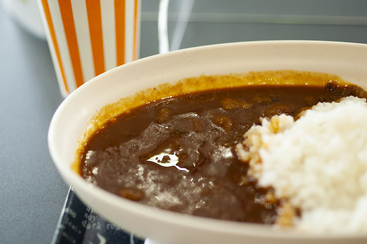 館内飲食店の激辛カレー