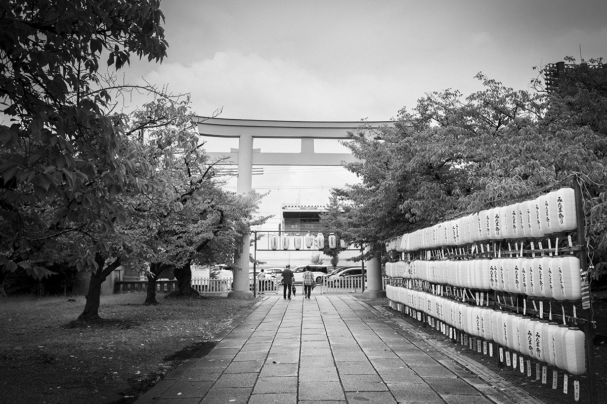 大阪護国神社の境内2