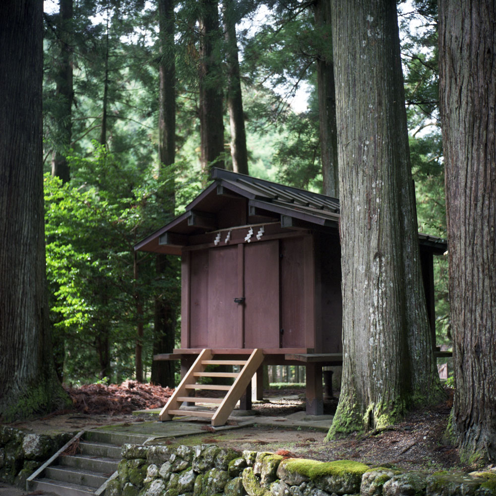 龍穴神社の倉庫