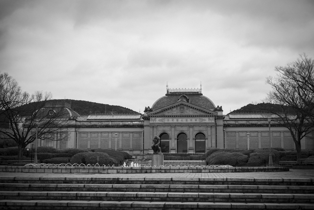 噴水の手前から