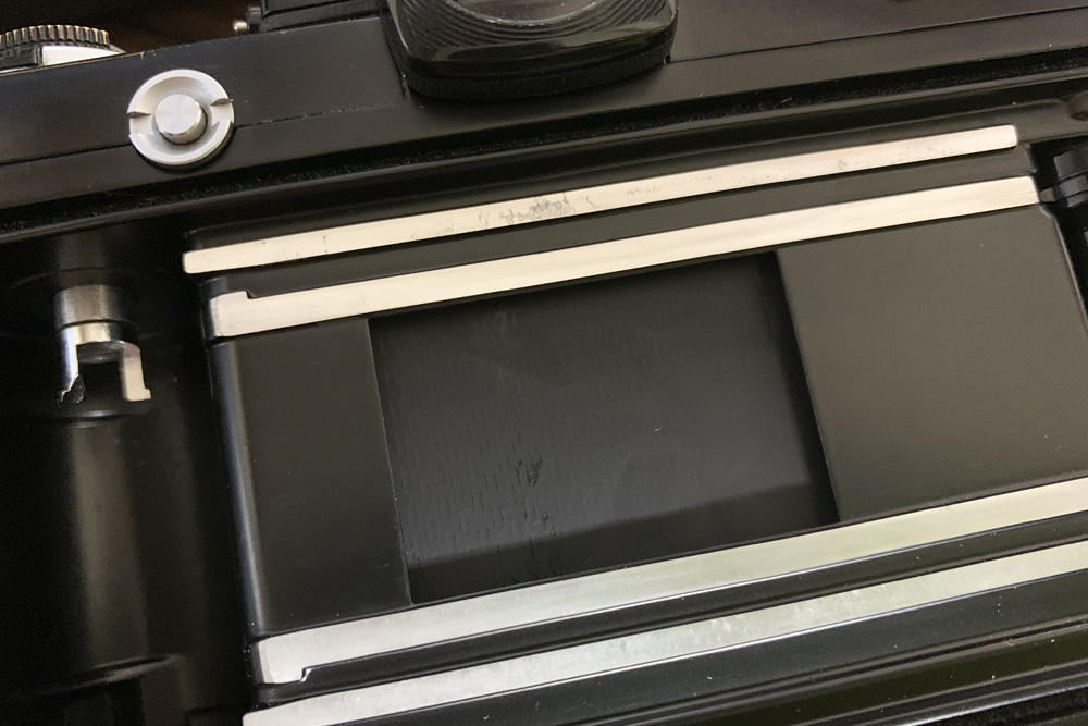 シャッター幕に亀裂