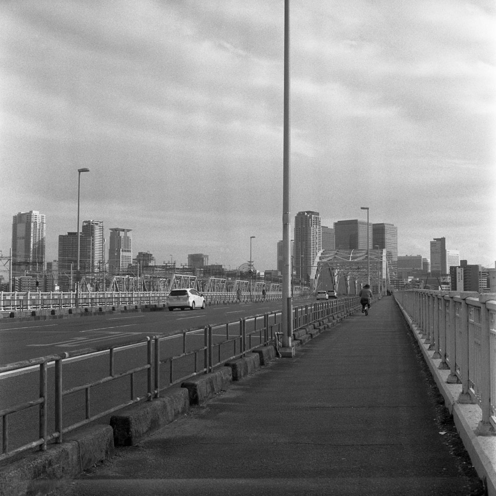 十三大橋の道路