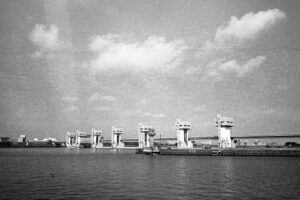 淀川河川公園の長柄地区をマミヤ7IIを持って撮影に行ってきた