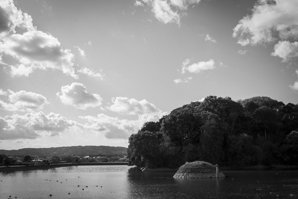 垂仁天皇陵と池の景色