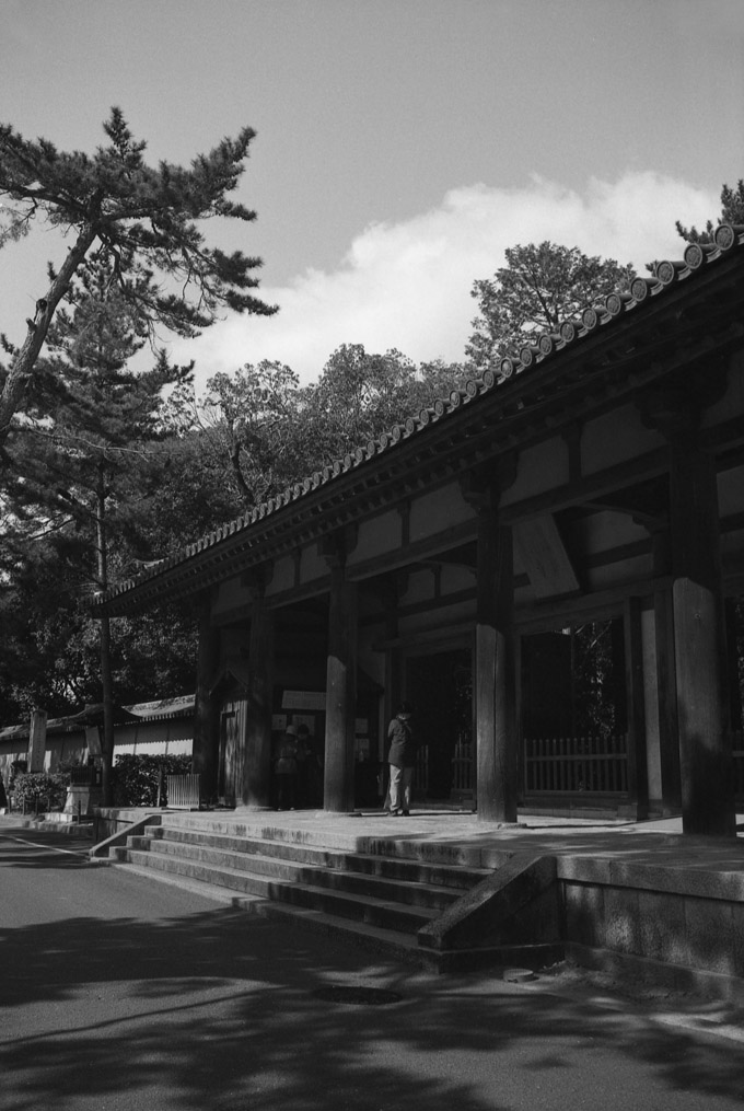 唐招提寺の入り口前