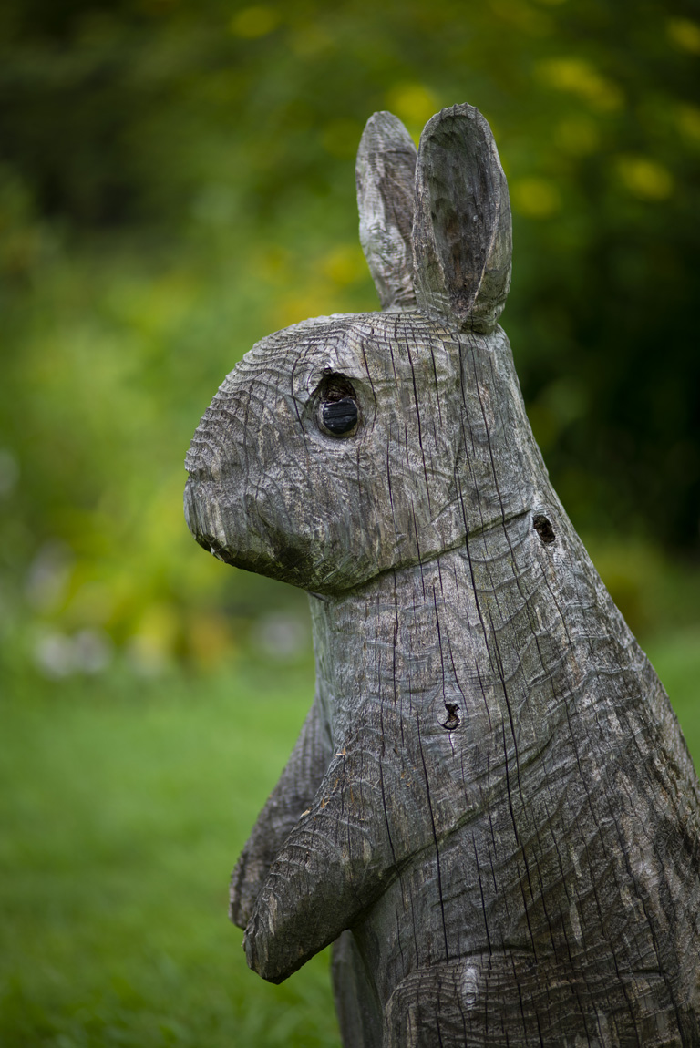 木彫りのウサギ