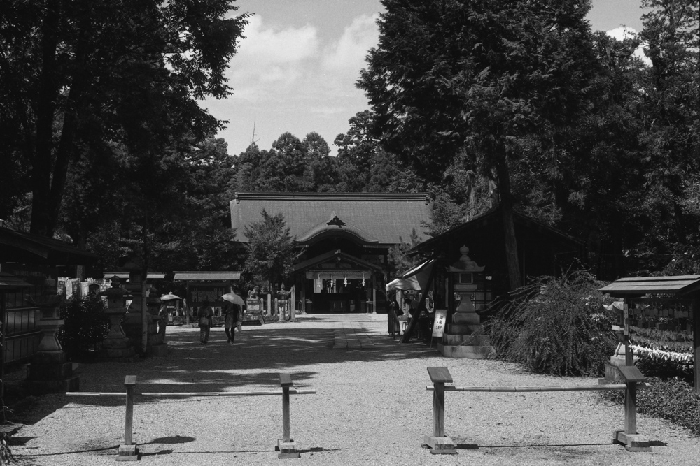 大和神社の境内