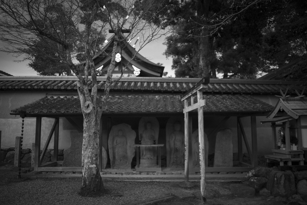 新薬師寺の境内の石仏と社2