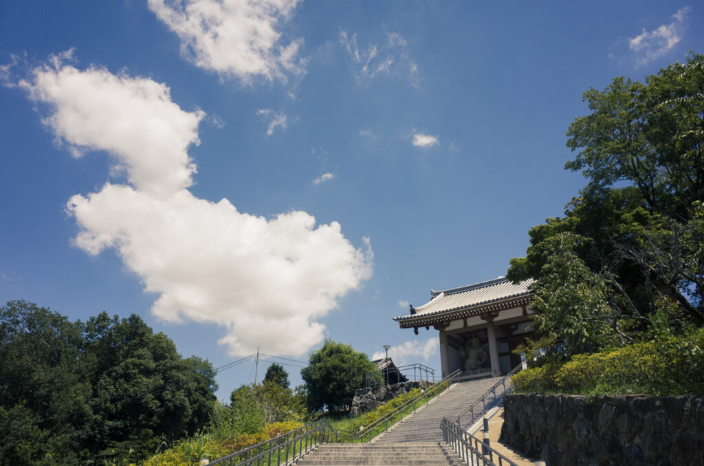 木造瓦葺きの五重塔がある願昭寺に行って写真を撮ってきた
