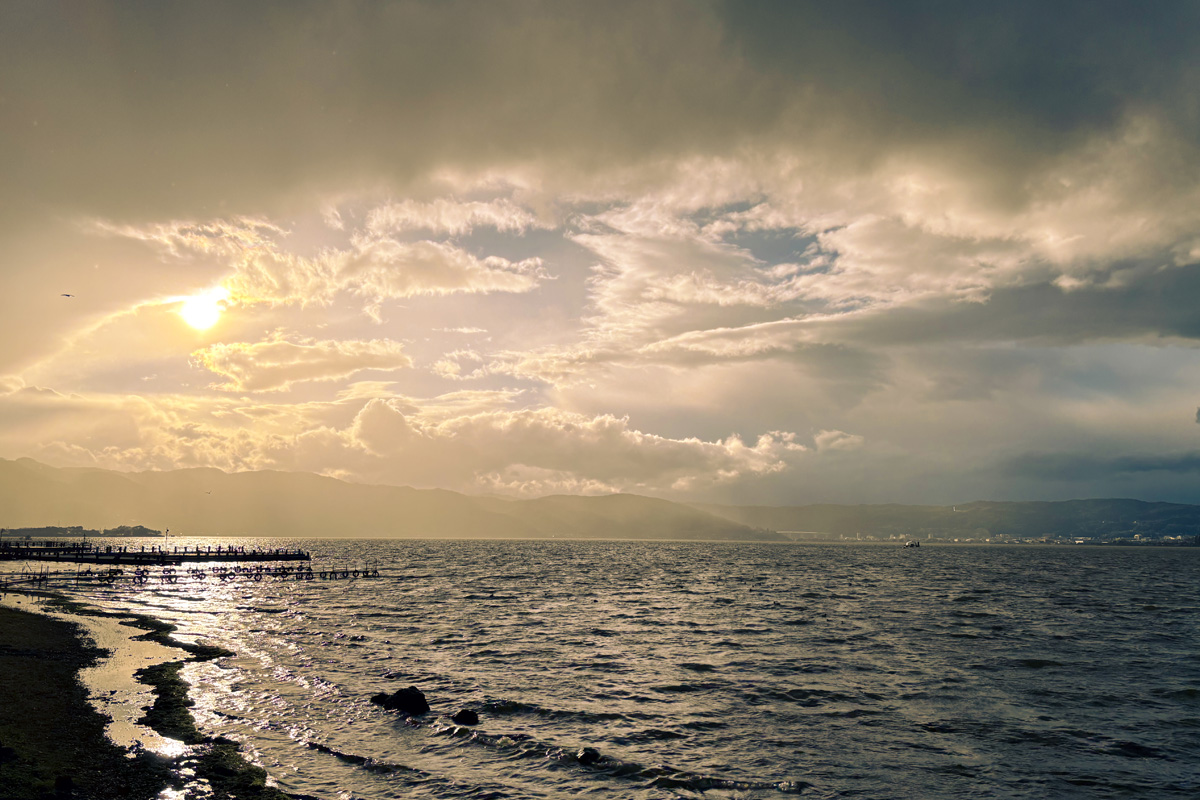 長野県諏訪市の諏訪湖に行き湖の風景を写真撮影してきた